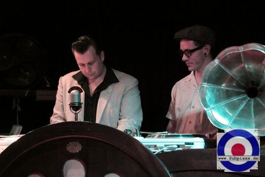 DJ Shakin Casi (D) with DJ Screamin Jordan (D) Ballroom Goes Burlesque - Noels Ballroom Leipzig 17. September 2011 (16).JPG